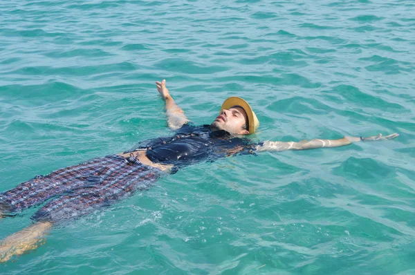 Uomo galleggiante sull'acqua. Relax estivo — Foto Stock