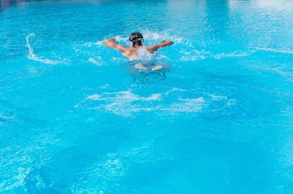 Homem nadando na piscina sozinho . — Fotografia de Stock