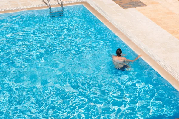 Homem nadando na piscina sozinho . — Fotografia de Stock
