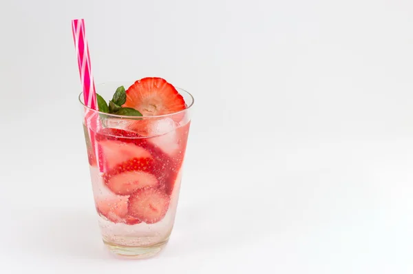 Kall jordgubbsjuice med is för sommardag — Stockfoto