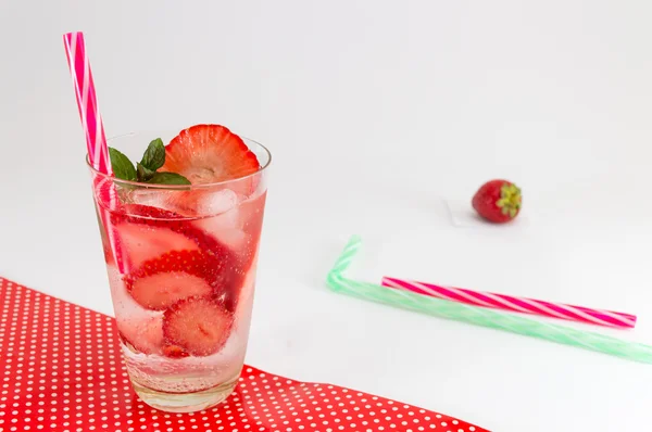Kall jordgubbsjuice med is för sommardag — Stockfoto