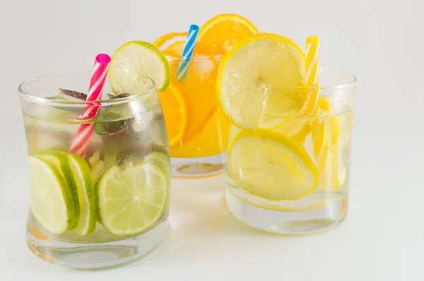 Lime frukt alkoholfria drinkar för sommaren förfriskning — Stockfoto