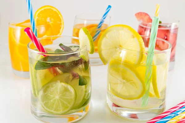 Lime frukt alkoholfria drinkar för sommaren förfriskning — Stockfoto
