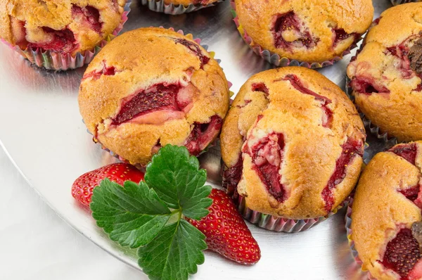 Strawberry muffins on a plate with fresh strawberries — Stock Photo, Image