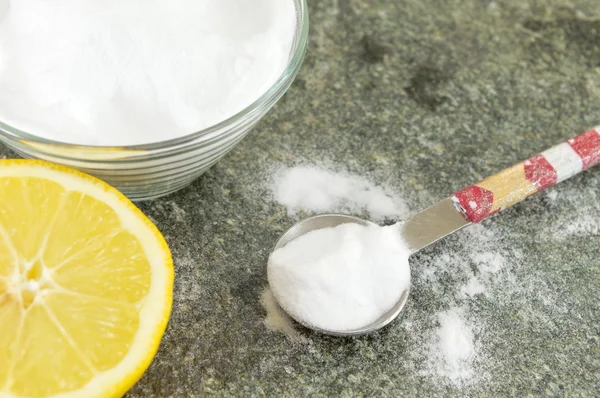 Receta de dieta: bicarbonato de sodio y fruta de limón — Foto de Stock