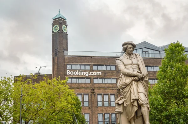 Amsterdam - 17. september 2015: rembrant monument vor bo — Stockfoto