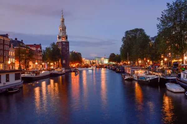 AMSTERDAM - 18 SETTEMBRE 2015: Veduta notturna del cana di Amsterdam — Foto Stock