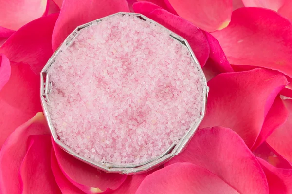 粉色玫瑰玫瑰花瓣和沐浴盐 — 图库照片