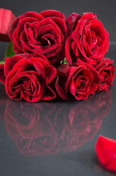 Vörös Rózsa csokor a sötét tükör táblázat — Stock Fotó