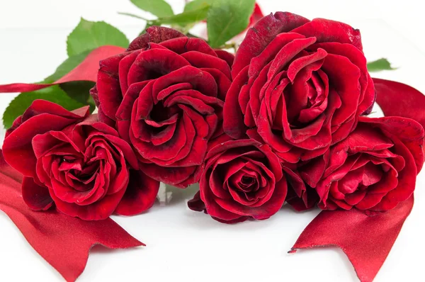 Vörös Rózsa csokor szalaggal, a fehér asztal — Stock Fotó