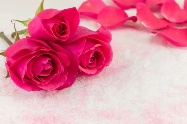 Pink rose rózsaszirom és fürdősó — Stock Fotó