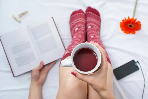 Donna che legge un libro e beve una tazza di tè — Foto Stock