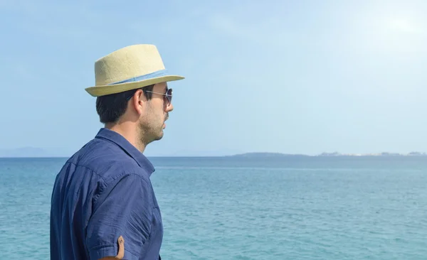 Hombre de camisa azul mirando al horizonte — Foto de Stock