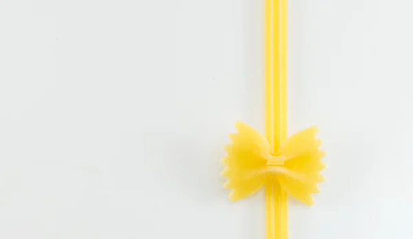 Spaghetti, formowanie kształtów na białym tle — Zdjęcie stockowe