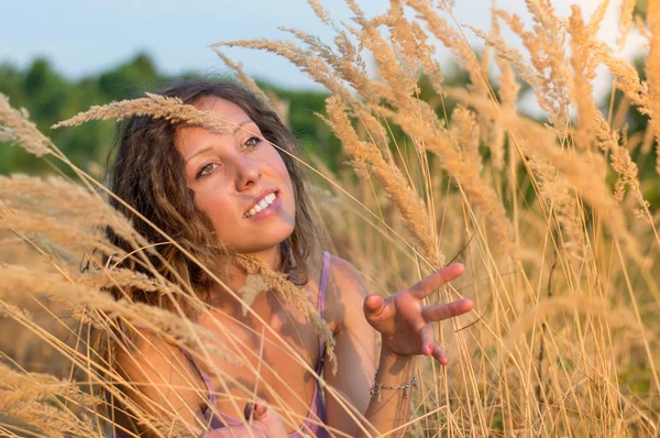 小麦の分野の若い女性が — ストック写真