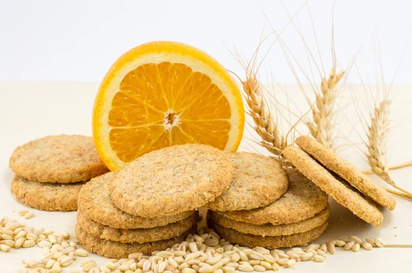 Integrální sušenky s oranžovou a pšenice semena — Stock fotografie