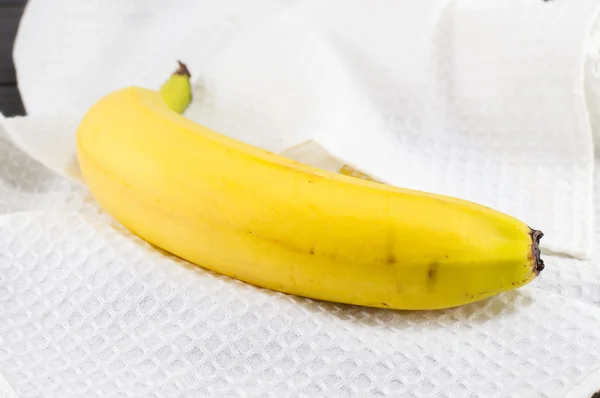 Färsk banan på vit textil — Stockfoto