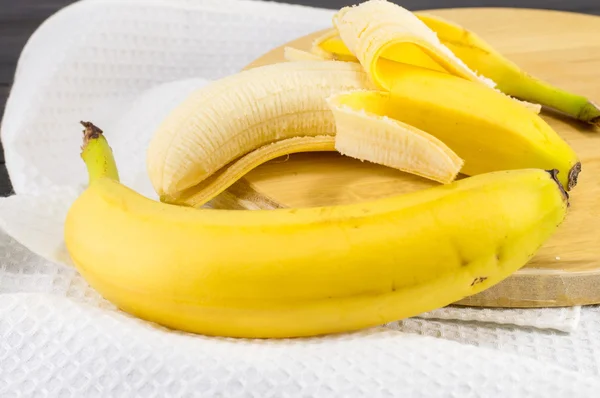 Свежие бананы на белой ткани — стоковое фото