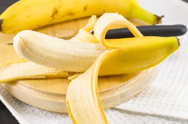 Banane fresche su tessuto bianco — Foto Stock