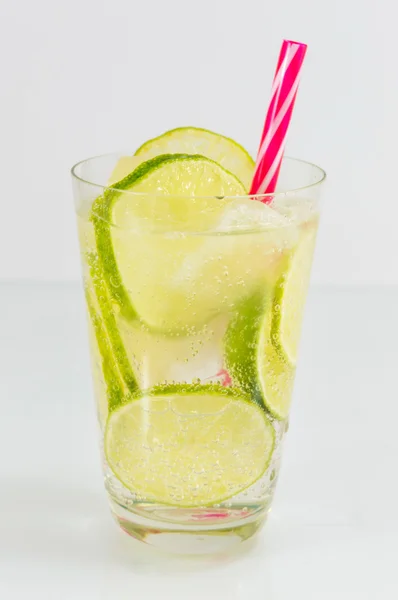 Kall grön limesaft med isbitar — Stockfoto