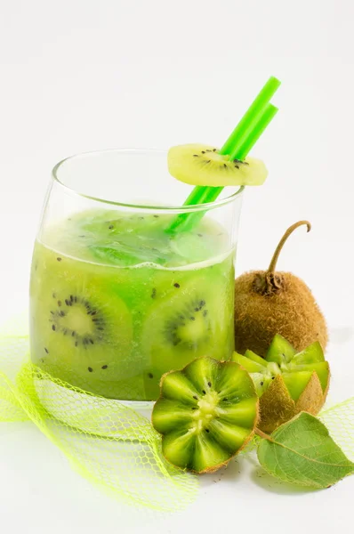 Buah kiwi segar dengan jus kiwi untuk makanan penutup yang sehat — Stok Foto