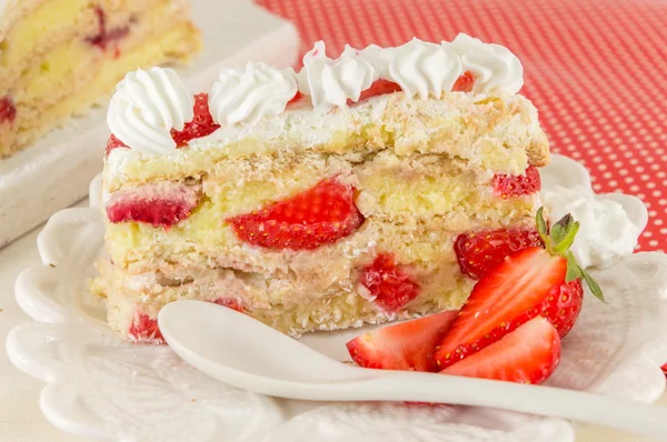 Gâteau aux fruits fait maison avec fraise fraîche — Photo