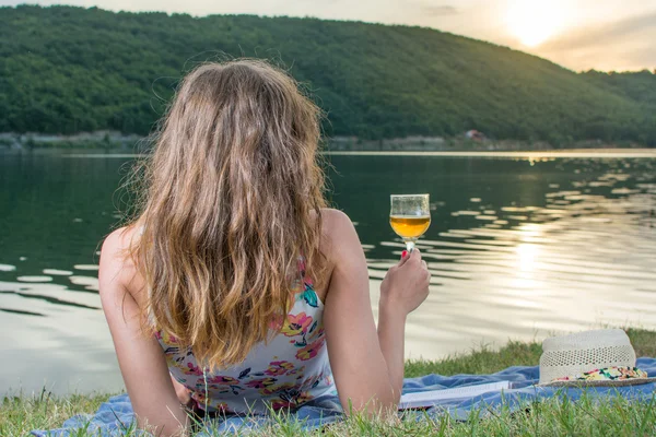 Mujer tomando una copa de vino junto al lago —  Fotos de Stock