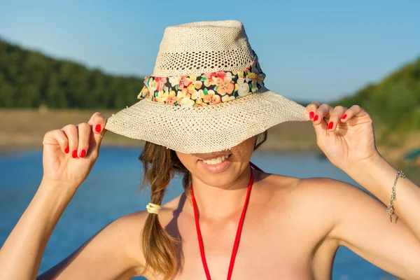 Porträtt av vackra kvinnor vid sjön — Stockfoto