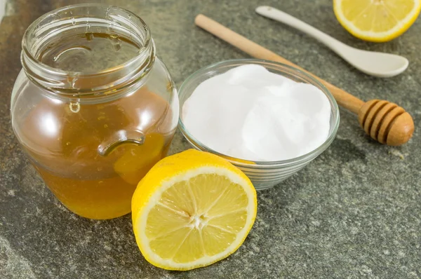 Diet recipe: baking soda, lemon and honey — Stock Photo, Image