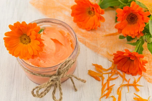 Creme de calêndula com um buquê de flores frescas — Fotografia de Stock