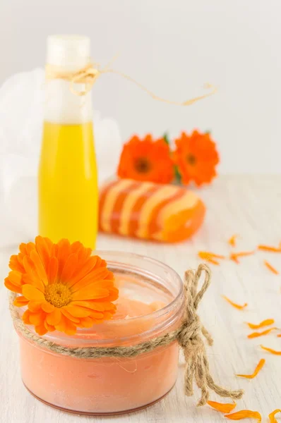 Produtos cosméticos calêndula com buquê de flores frescas — Fotografia de Stock