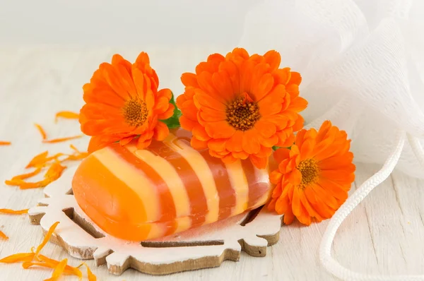万寿菊肥皂与新鲜的花束 — 图库照片