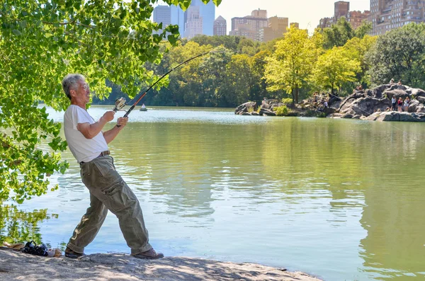 NUEVA YORK - 15 DE SEPTIEMBRE DE 2015: Hombre japonés no identificado pescando —  Fotos de Stock