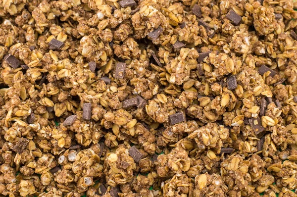 Granola muesli cereais saudáveis com fundo de chocolate — Fotografia de Stock
