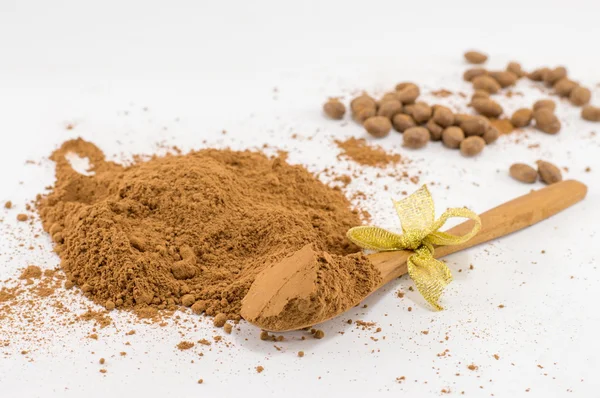 Ramo de canela en la mesa de la cocina blanca — Foto de Stock