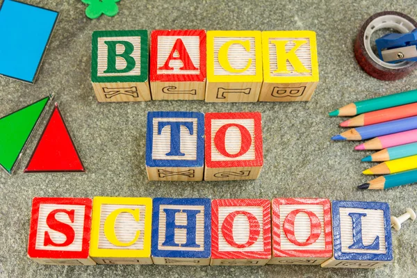 Retour à l'école écrit avec des lettres cubiques en bois — Photo