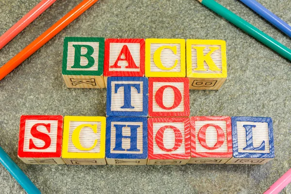 Retour à l'école écrit avec des lettres cubiques en bois — Photo