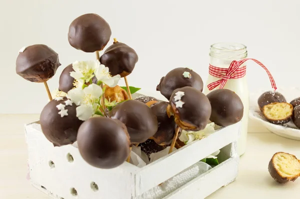 Bolo de chocolate aparece em uma caixa de madeira — Fotografia de Stock