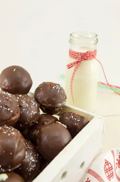 Pastel de chocolate aparece en una caja de madera — Foto de Stock