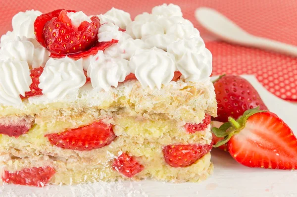 Gâteau aux fruits fait maison avec fraise fraîche — Photo