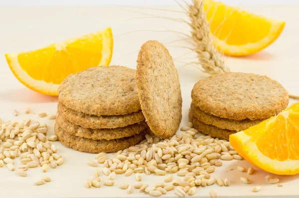 Integrální sušenky s oranžovou a pšenice semena — Stock fotografie