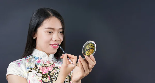 Красива молода азіатська жінка застосовує макіяж — стокове фото