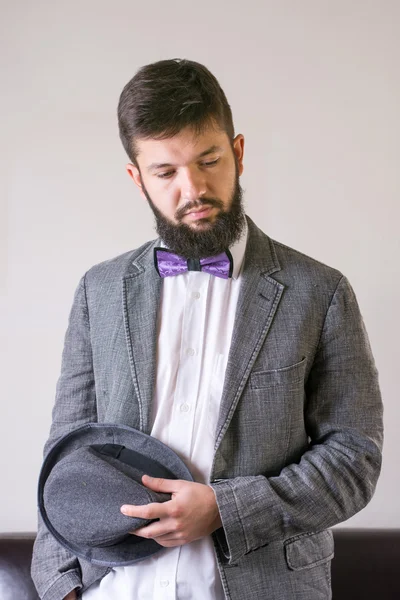 Homme à la mode avec un nœud papillon — Photo