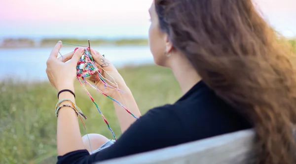 Wanita crocheting oleh danau — Stok Foto