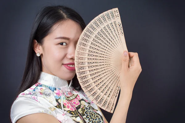 Schöne asiatische Frau mit einem Handfächer — Stockfoto