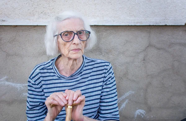 Donne anziane che sostengono su un bastone da passeggio — Foto Stock