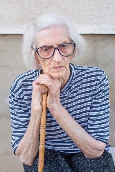 Starszych kobiet, wspieranie na laską — Zdjęcie stockowe