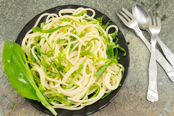 Spaghetti pasta met wilde knoflook — Stockfoto