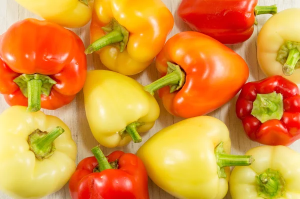 Raw red and yellow peppes — Stock Photo, Image