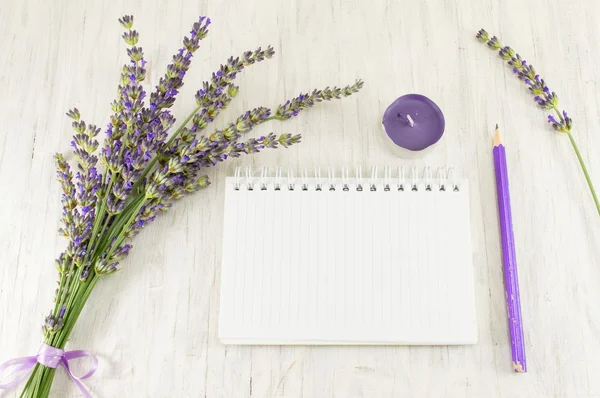 Levendula virág ágak, jegyzetfüzet és ceruza — Stock Fotó